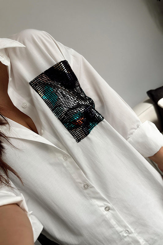 Renkli Pul Detay Beyaz Gömlek